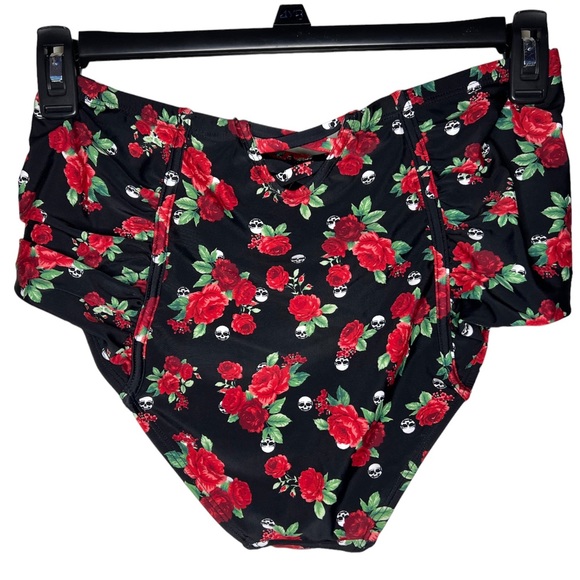 Hot Topic Roses & Skulls Ruched High-Waisted Swim Bottoms Plus Size XL NWT - Picture 2 of 7